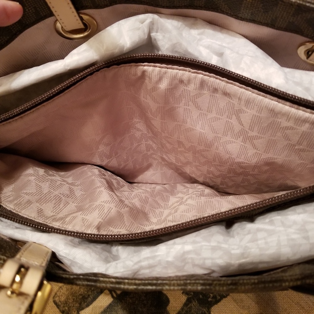 Micheal Kors tote handbag - Picture 4 of 7